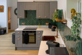 ''The Den'' Lakeview Apartment at Watersedge